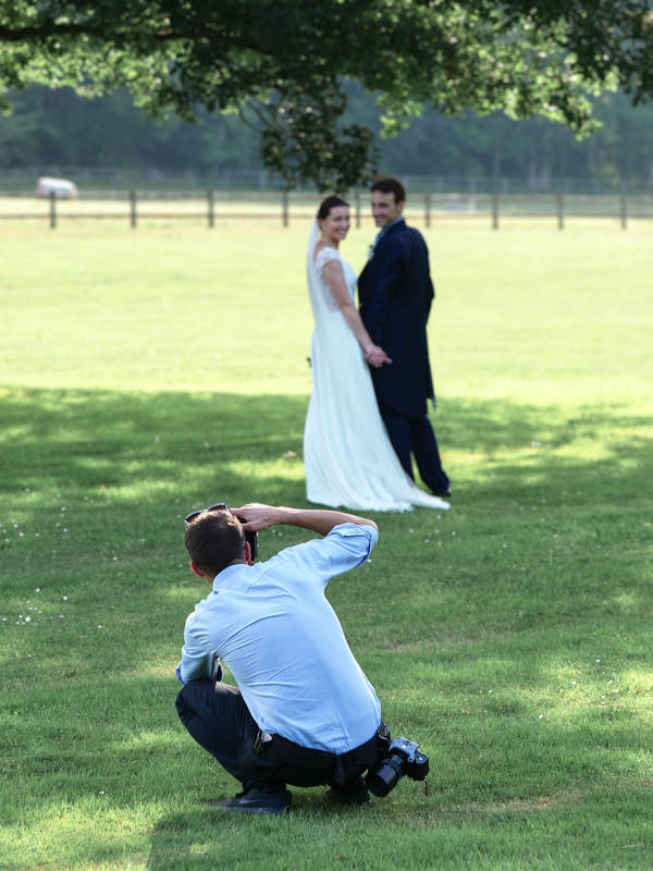 Photographe de mariage en train de photographier les mariés