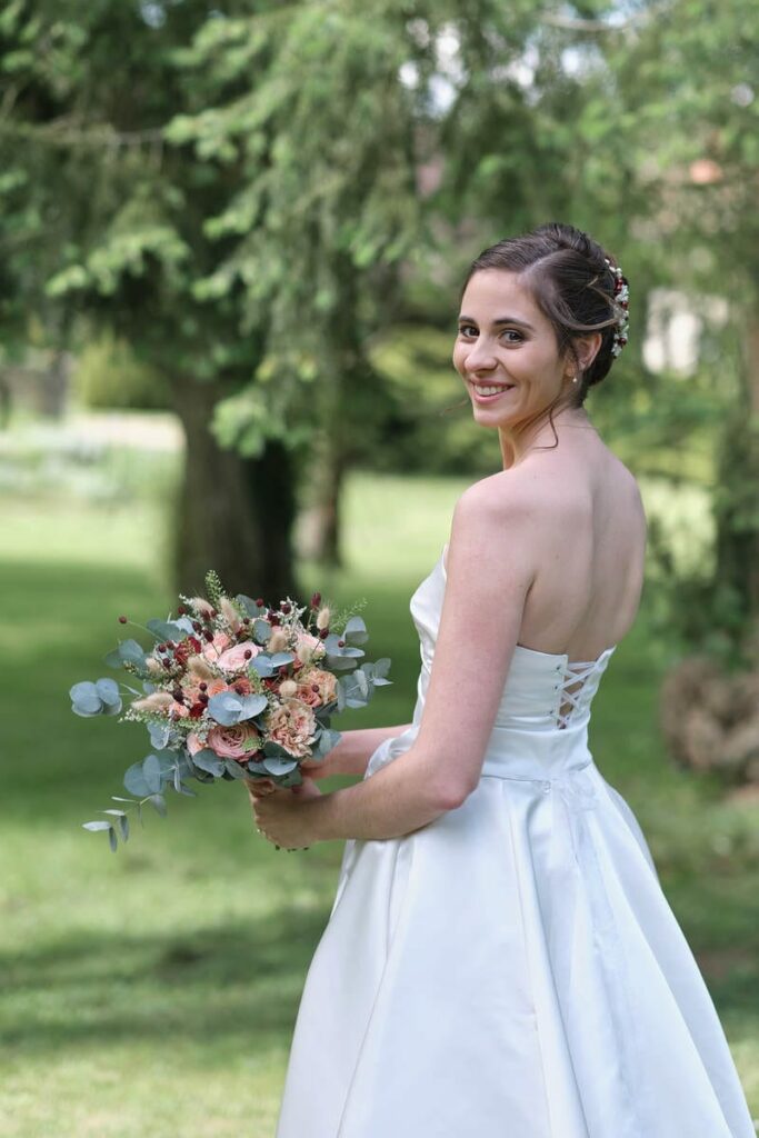 La mariée avec son bouquet dans le parc a vacheresse