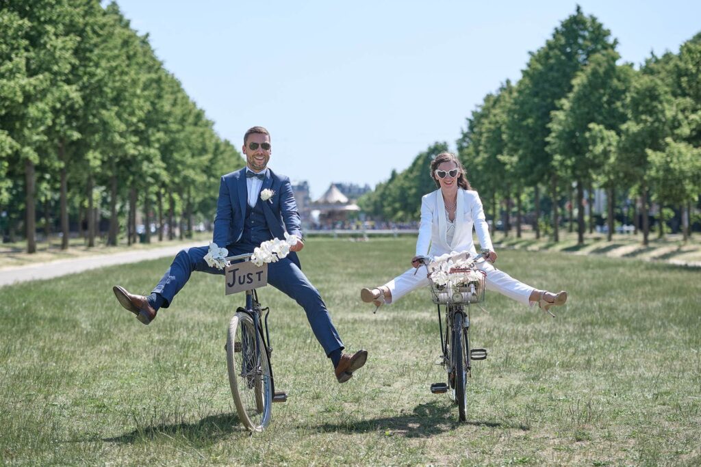 Les mariés sur leur vélo à Maisons Laffitte