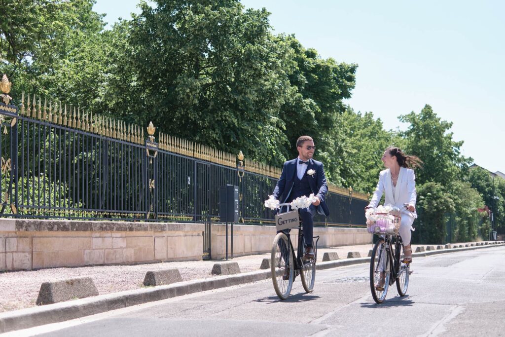 Les mariés en route à vélo à Maisons Laffitte