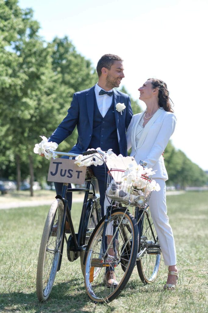 Les mariés à vélo dans le parc de Maisons Laffitte